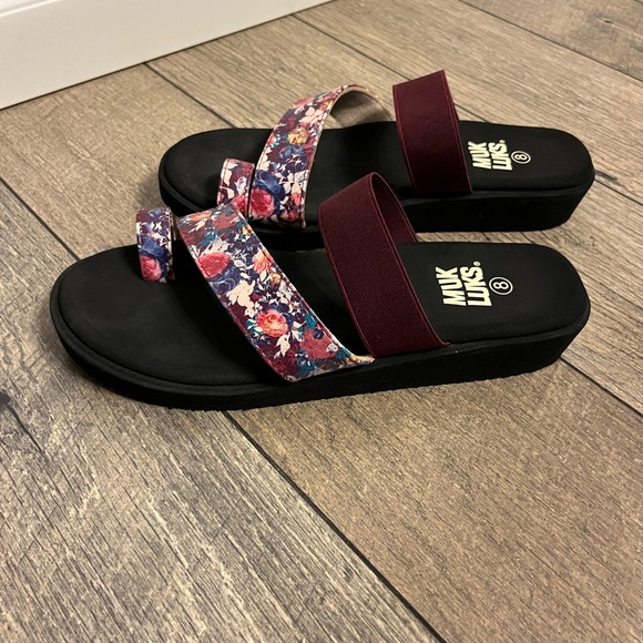 Nearly New Muk Luks Sandals - Picture 6 of 10